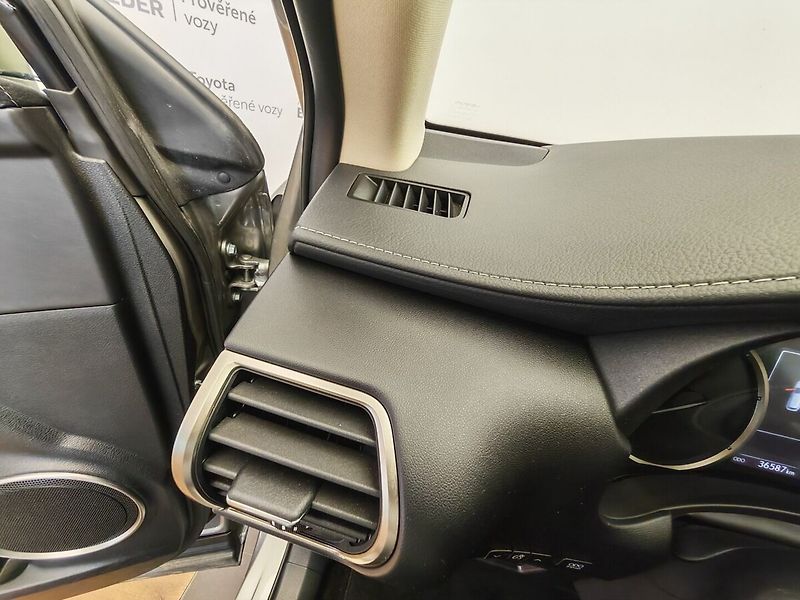 Lexus NX 300h AWD BUSINESS EDITION - fotka 26 z 39