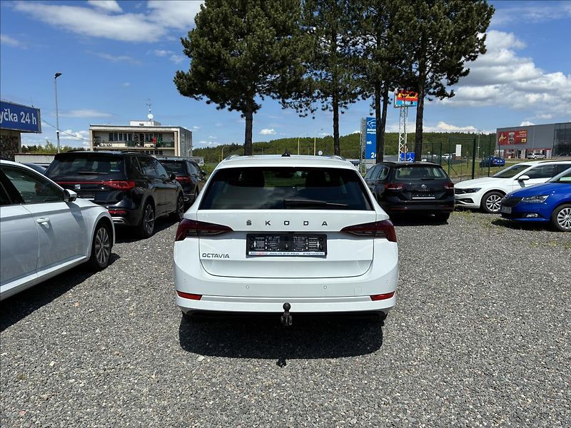 Škoda Octavia 2,0 TAŽNÉ,KŮŽE,HEAD-UP - fotka 5 z 38
