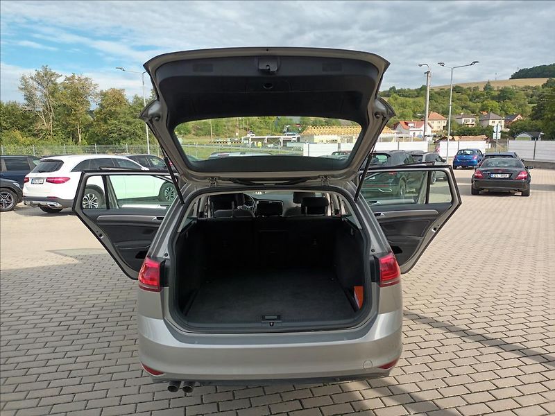 Volkswagen Golf 1,6 TDI,81KW,4X4,NAVI,SERVISKA - fotka 19 z 49