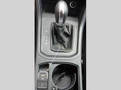Elektronická ruční brzda je moderní systém, který pomocí síly dvou elektromotorů s převodovkou zabrzdí kotouče na zadních kolech auta.