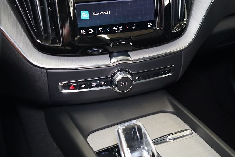 Volvo XC60 B5 AWD Plus Dark, Ventilace - fotka 35 z 46