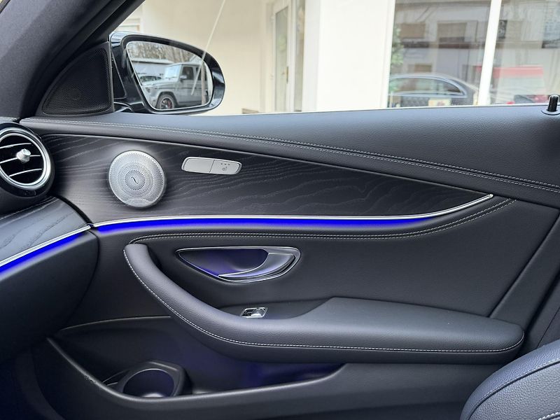 Mercedes-Benz Třídy E (2020) 300E 4MATIC PLUG-IN HYBRID - fotka 32 z 40