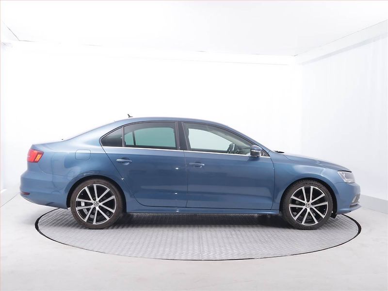 Volkswagen Jetta (2015) 1.2 TSI, Serv.kniha - fotka 6 z 18