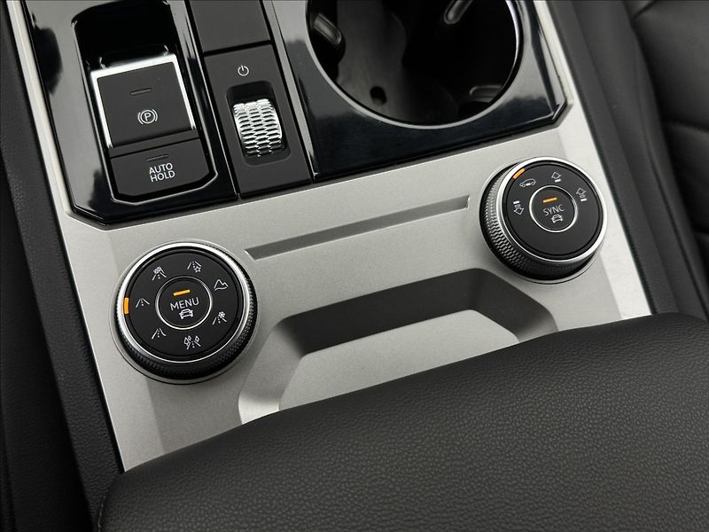 Volkswagen Touareg 3,0 R-LINE VZDUCH NV MATRIX ČR - fotka 31 z 48