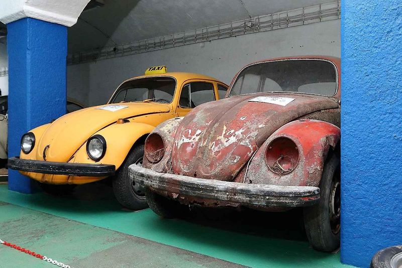 01 - Automobilový nadšenec a sběratel Jaromír Kostlivý otevřel ve Stodu u Plzně nové muzeum veteránů věnované vozům značek Volkswagen Brouk a Porsche. Návštěvníci uvidí naleštěné brouky i auta v procesu renovace, expozice čítá na 40 vozů.