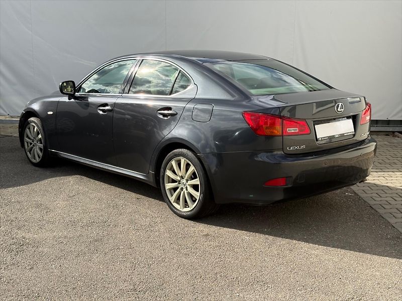 Lexus IS 220d 2,2 - fotka 5 z 20