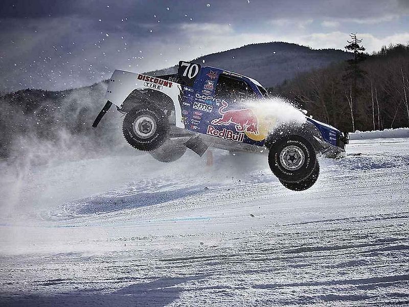 Red Bull Frozen Rush je zajímavý závod. Řidiči v přemotorovaných offroadech během něj zápasí se sjezdovkou.