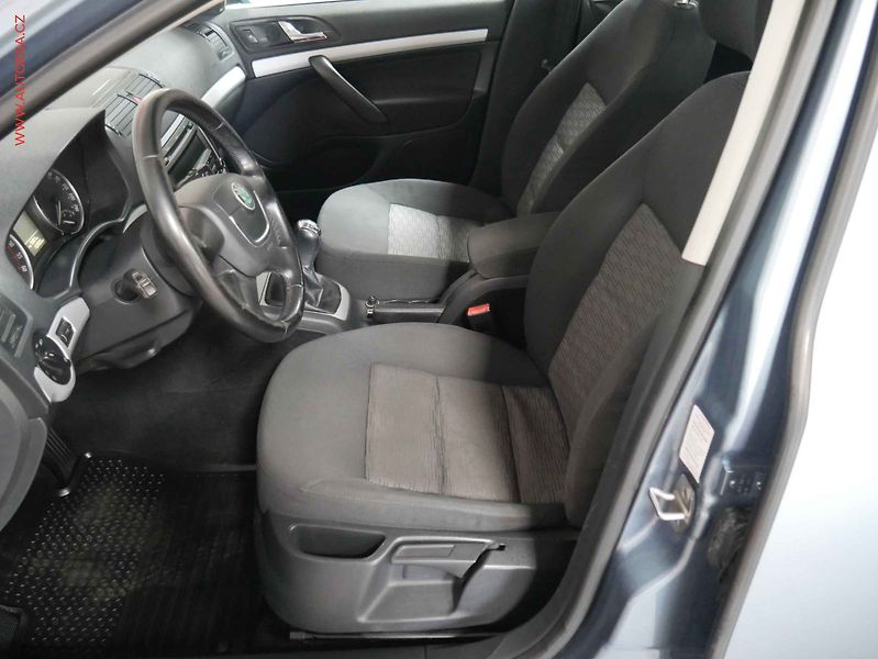 Škoda Octavia (2010) 1.9 TDI, ČR, AC, TZ, temp. - fotka 9 z 16