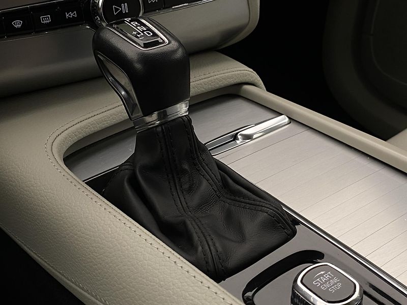 Volvo XC90 D5 AWD MOMENTUM AUT CZ 7míst - fotka 27 z 50