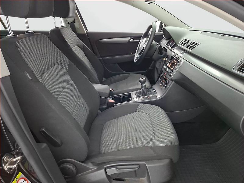 Volkswagen Passat (2011) 1.6 TDI, Tempomat - fotka 9 z 18