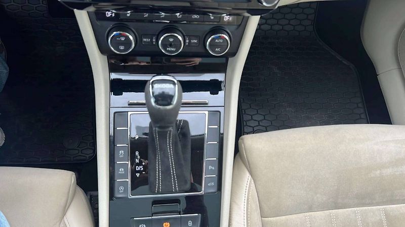 Škoda Superb Liftback 2.0 TDI DSG 140kW 6AT - fotka 21 z 36