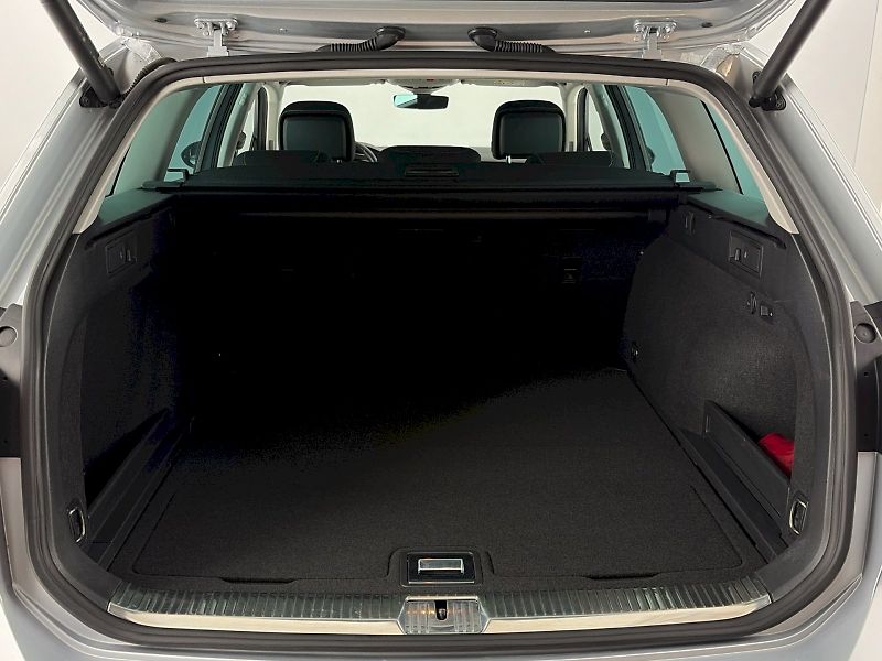 Volkswagen Passat (2023) Business 2.0 TSI 140kW DSG - fotka 32 z 35