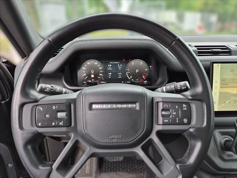 Land Rover Defender 3,0 110 D300 HSE - fotka 8 z 19