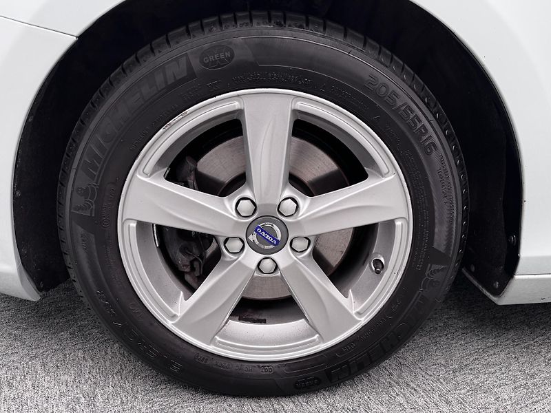 Volvo V40 T2 KINETIC CZ 1.maj REZERVACE - fotka 40 z 40