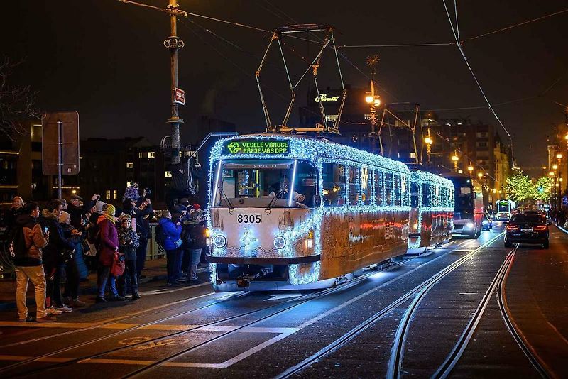 Vánoční flotila pražského dopravního podniku.