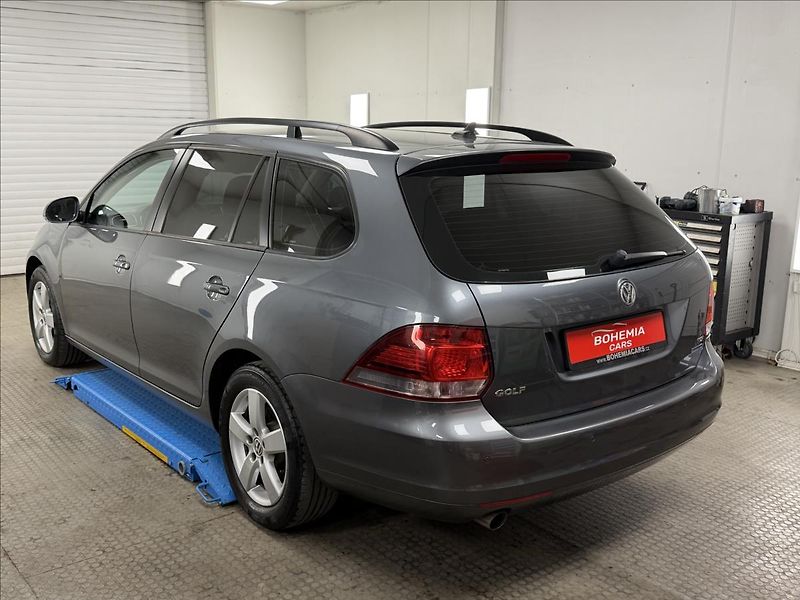 Volkswagen Golf 1,6 TDi 77 KW DSG NAVI PDC - fotka 4 z 31