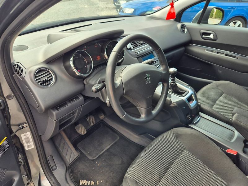 Peugeot 5008 (2011) 1.6  HDI Serviska - fotka 19 z 33