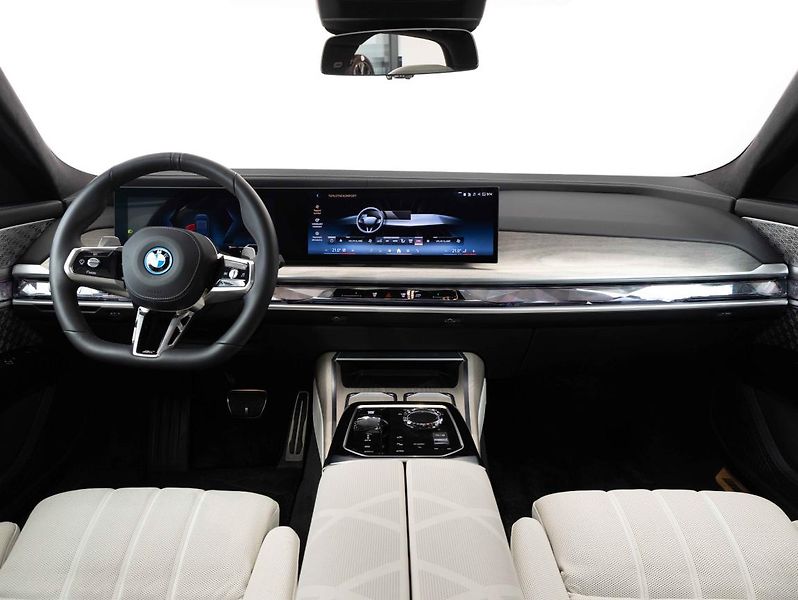 BMW Řada 7 750e xDrive - fotka 12 z 23