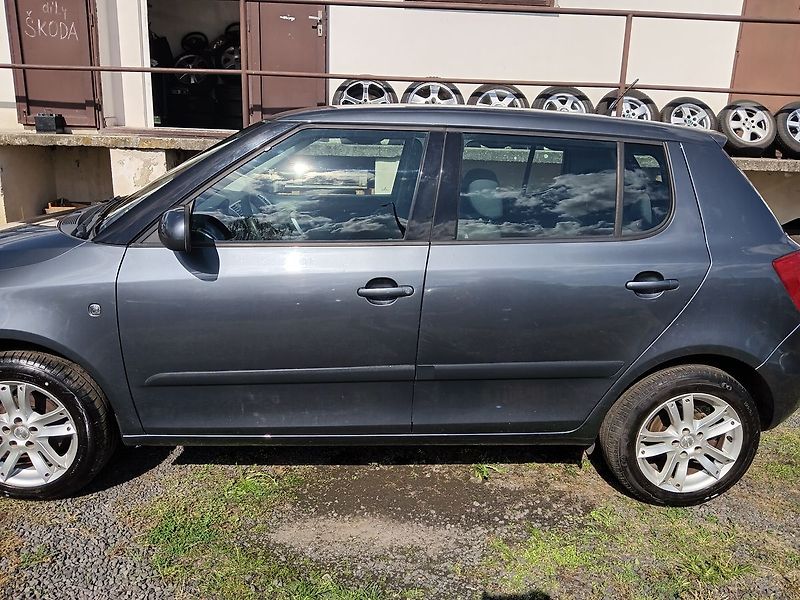 Škoda Fabia 1.4 16V Ambiente - fotka 2 z 25