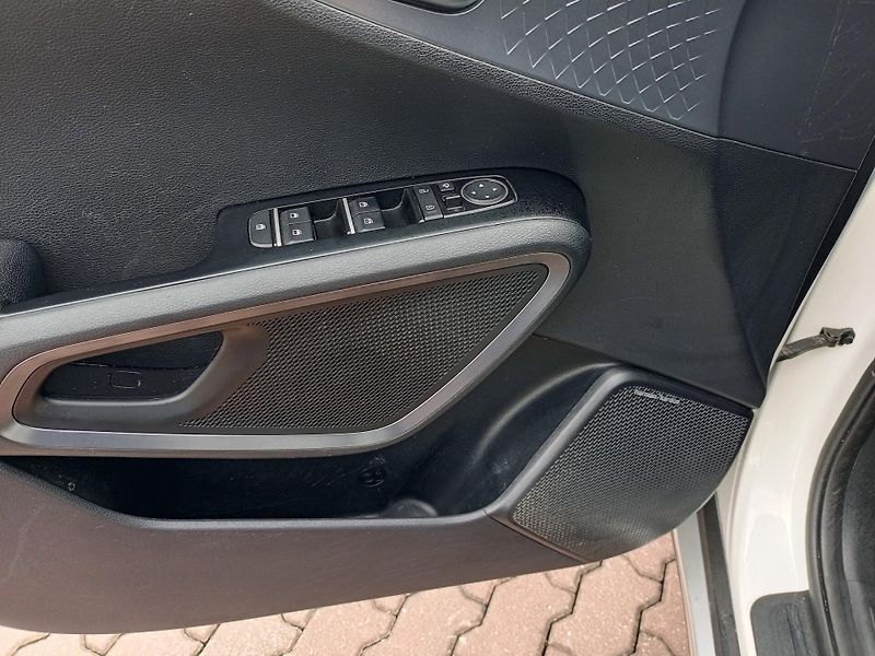 Kia e-Soul (2020) 150 kw - baterie 64 kwh - fotka 13 z 16