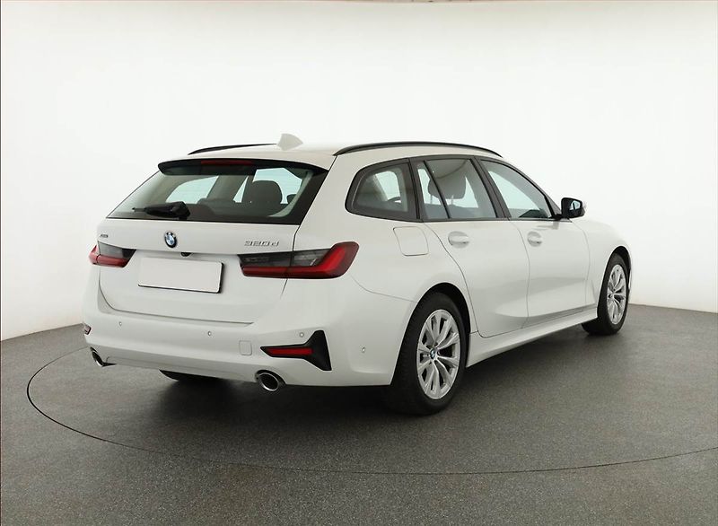 BMW Řada 3 (2021) 320 d xDrive - fotka 5 z 20