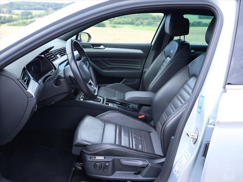 Volkswagen Passat 2,0 TDI DSG R-LINE Matrix - fotka 12 z 32