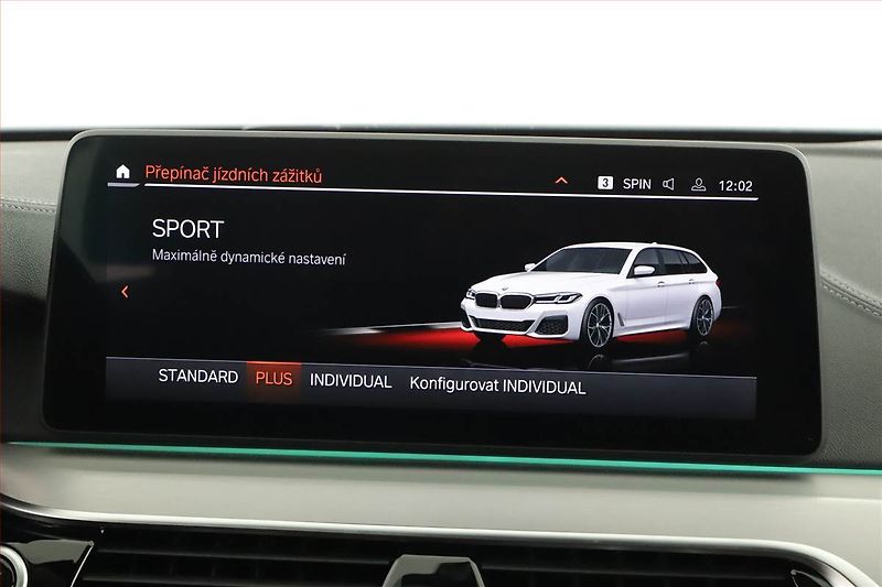 BMW Řada 5 (2021) 540i xDrive - fotka 13 z 20