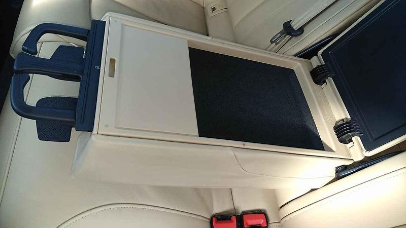 Témeř 5 metrů dlouhý sedan skýtá dostatek pohodlí pro celou posádku