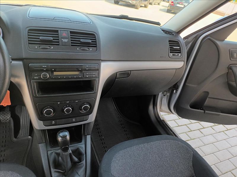 Škoda Yeti 1,2 TSI,77KW,SERVIS,PANO,TAŽNÉ - fotka 13 z 35