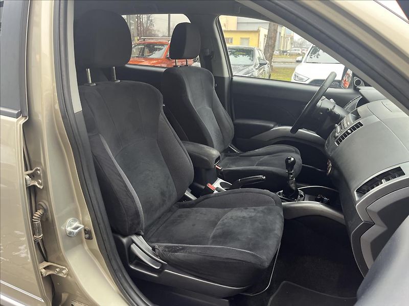 Mitsubishi Outlander 2,0 DI-D  Intense plus 4WD - fotka 13 z 18