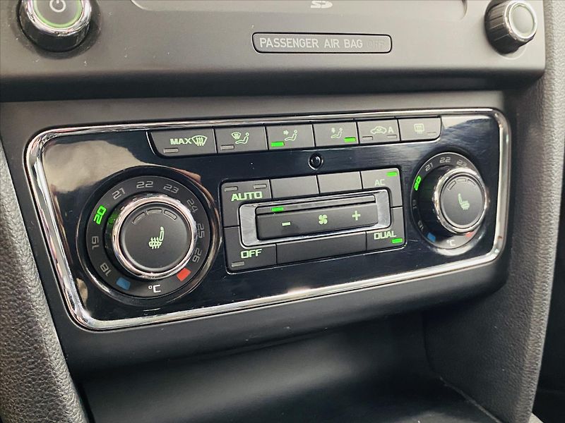 Škoda Superb 2,0 TDI DSG 103kW Bi-Xenon Ele - fotka 19 z 26
