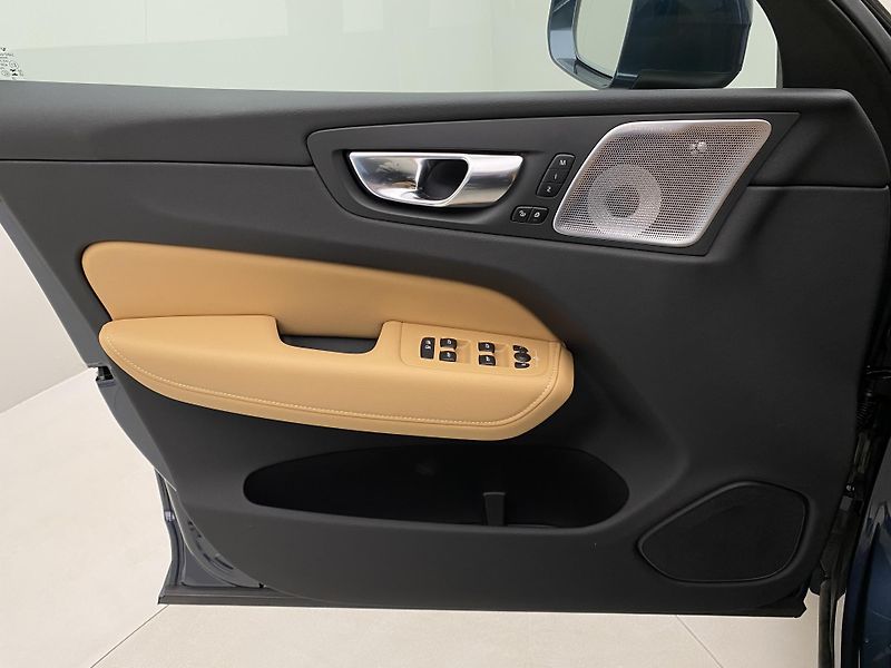 Volvo XC60 T8 AWD ULTRA BRIGHT REZERVACE - fotka 7 z 64