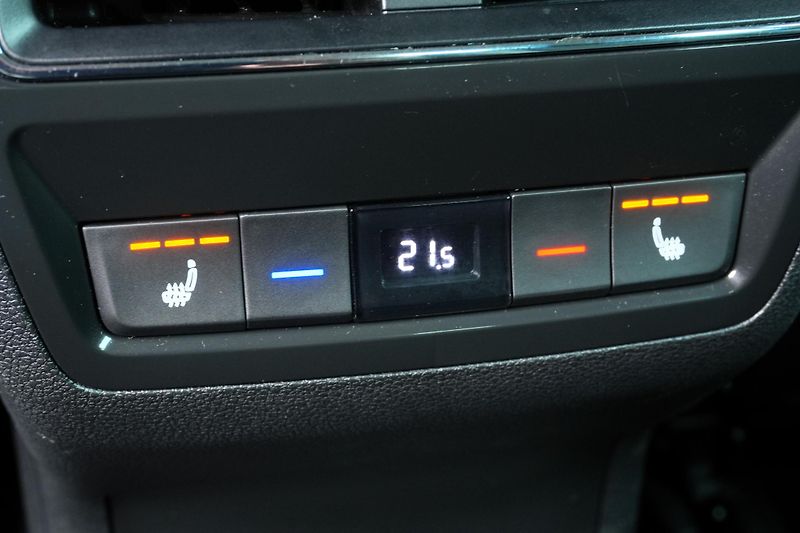 Škoda Karoq 1.5 TSI 110 kW, Kamera,Keyless - fotka 36 z 41