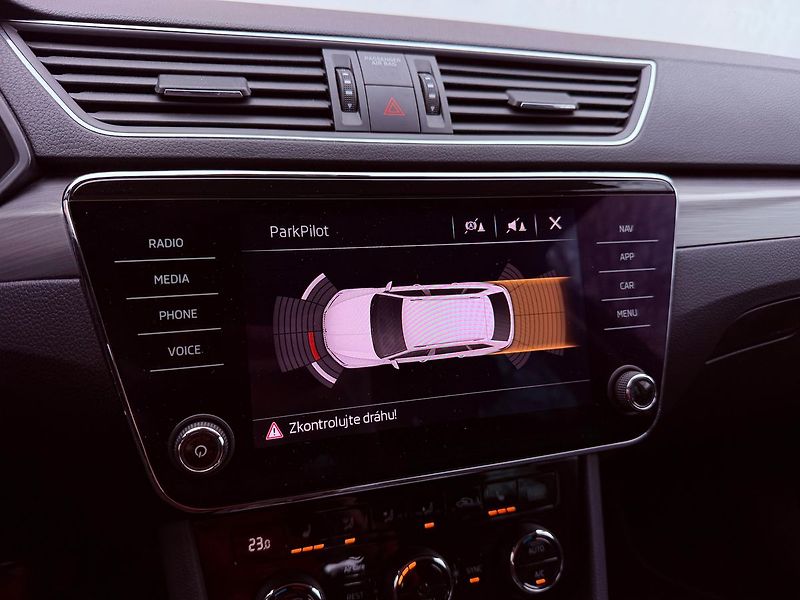 Škoda Superb 2.0 TDi DSG Style, Keyless - fotka 22 z 30