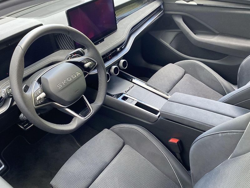 Škoda Superb (2025) 2.0 TDI 4x4 DSG SportLine - fotka 9 z 39