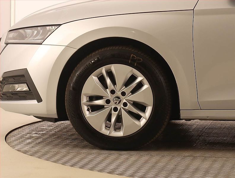 Škoda Octavia (2023) Ambition 2.0 TDI, ČR,1.maj - fotka 14 z 24