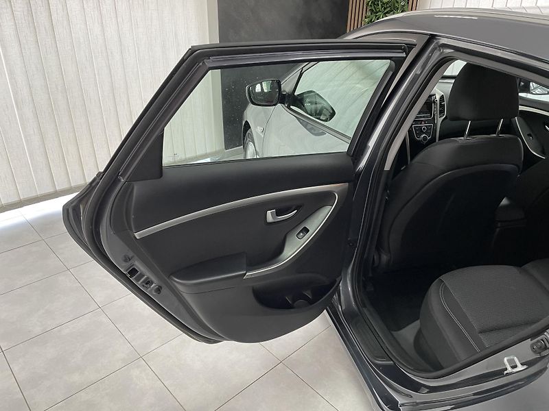 Hyundai i30 1.6 i 88kW ČR 1.MAJ.REZERVACE  - fotka 17 z 23