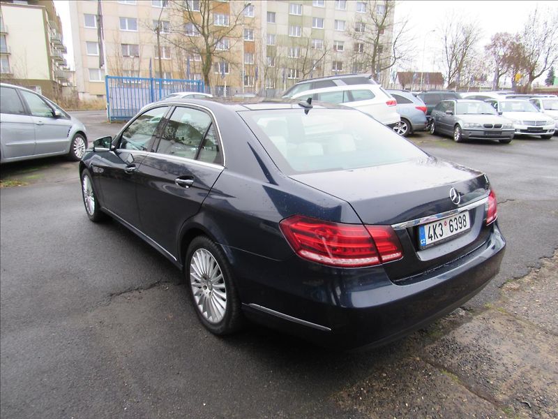 Mercedes-Benz Třídy E 3,0 CDi 350 Bluetec 4MATIC - fotka 4 z 35