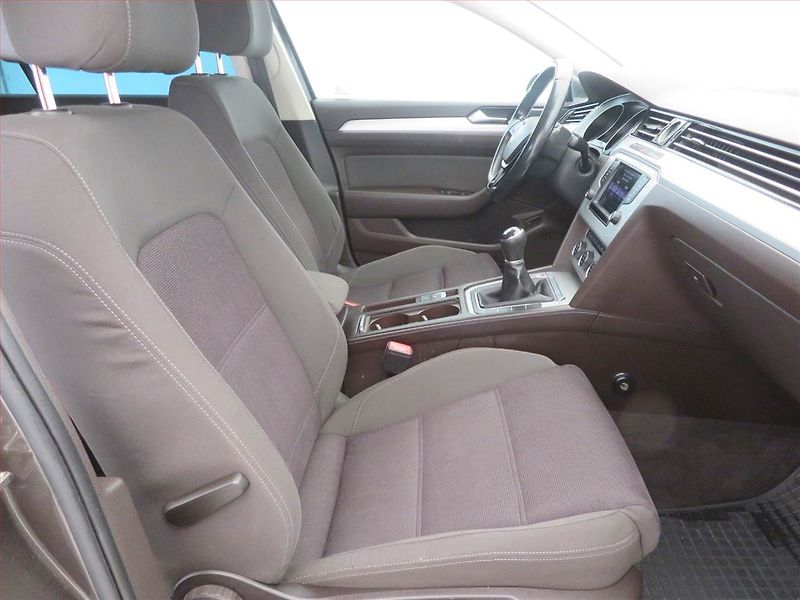 Volkswagen Passat (2017) Comfortline 2.0 TDI, Navi - fotka 9 z 16