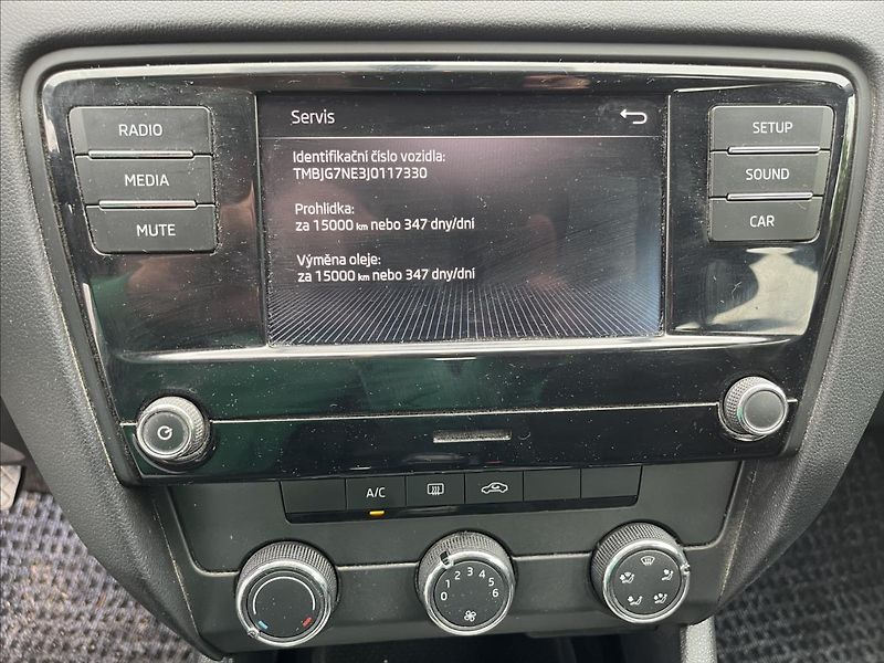 Škoda Octavia 1,6 TDi KLIMA TAŽNÉ SERVIS - fotka 16 z 34