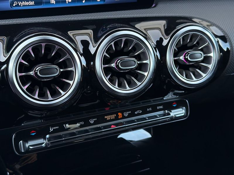 Mercedes-Benz CLA 200 Shooting Brake AMG Sty - fotka 31 z 35