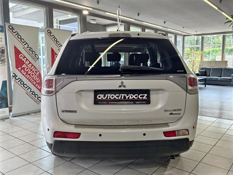 Mitsubishi Outlander 2.2 DI-D 110kW A/T, 7MÍST, 4x4 - fotka 6 z 27