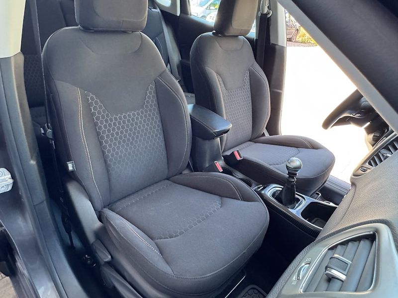 Jeep Compass (2018) 1.4 Multiair Longitude - fotka 19 z 33