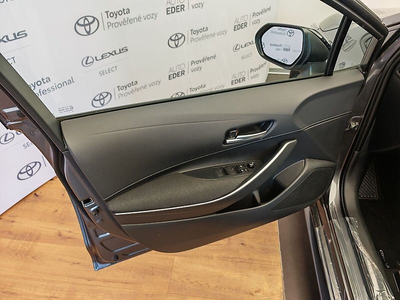 Toyota Corolla 1.8 Hybrid Comfort - fotka 17 z 35