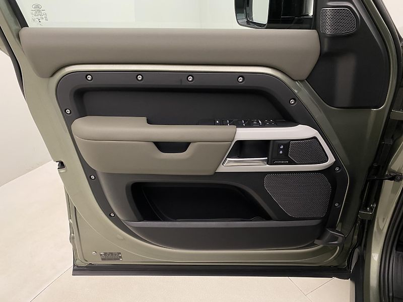 Land Rover Defender D250 X-DYNAMIC SE AWD AUT - fotka 7 z 48