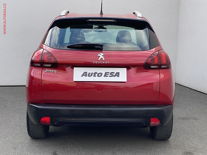 Peugeot 2008 (2018) 1.2 PT, ČR, Allure, park. - fotka 5 z 17
