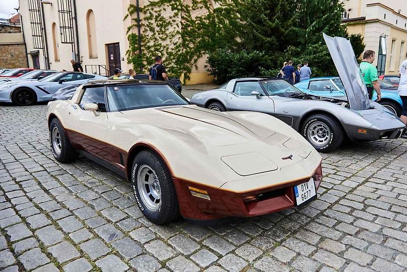 Americké automobily Corvette na 21. ročníku tradičního srazu v areálu Plzeňského Prazdroje.