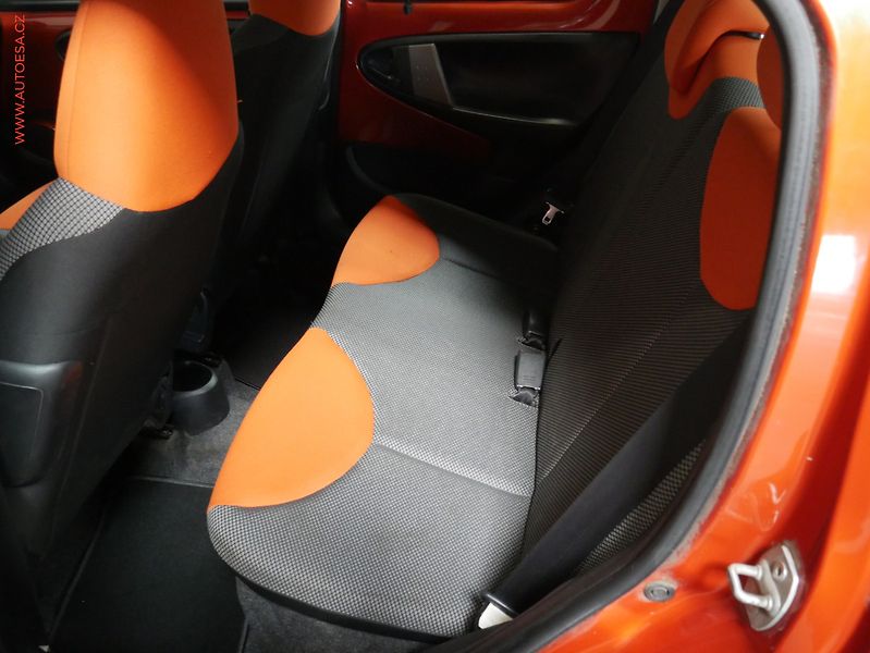 Toyota Aygo (2012) 1.0i, ČR, AC - fotka 10 z 13