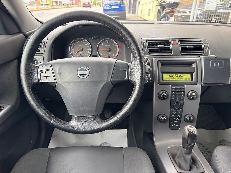 Volvo V50 2.0D/2005/MOMENTUM.MANUÁL.TAŽN - fotka 16 z 38