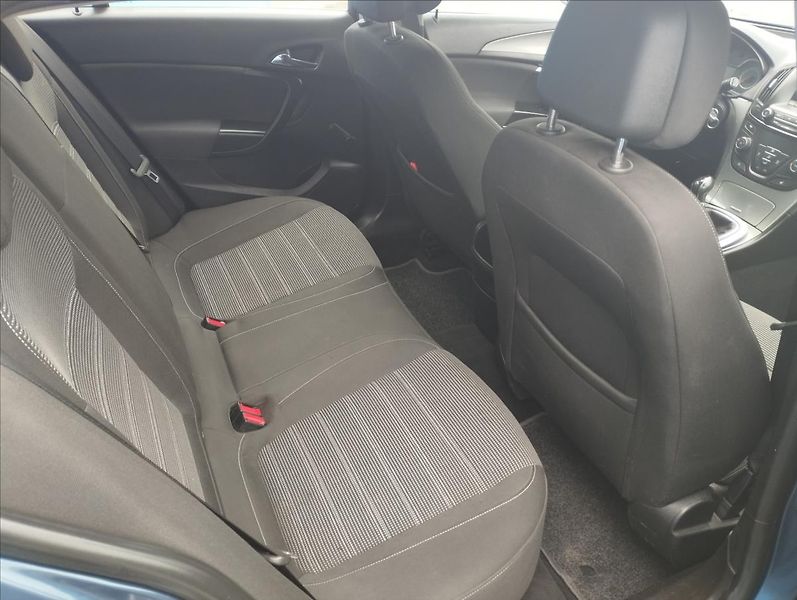 Opel Insignia 2,0 CDTi 88KW - fotka 9 z 17